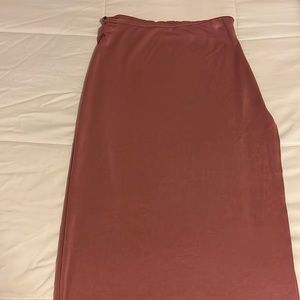 Pink pencil skirt with side slit